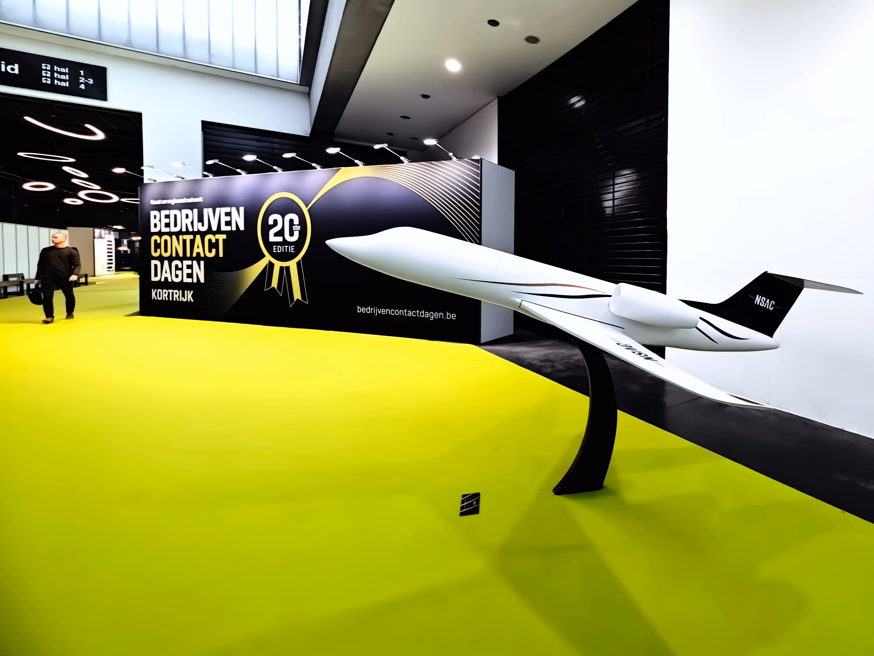 groot schaalmodel van een vliegtuig met logo van NSAC in vinyl voor bedrijven contact dagen beurs. gemaakt door Antistatic