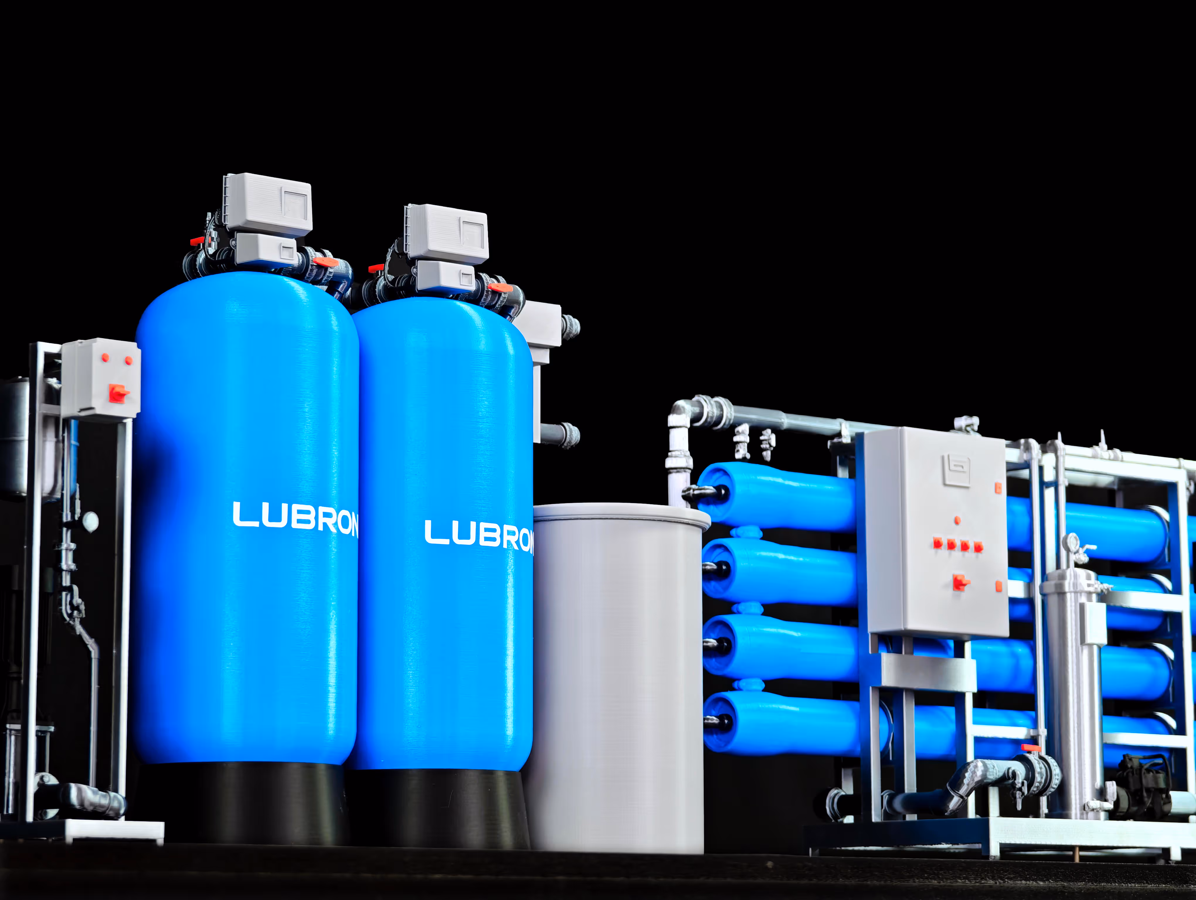 3D geprint schaalmodel met voetplaat en plexi stolp voor beursstand van Lubron. De componenten zijn geprint in 4 kleuren. De metalen onderdelen zijn geprint in zilverkleurig silk+ PLA om een metaal look te garanderen. De silo's zijn blauw met witte vinyl belettering