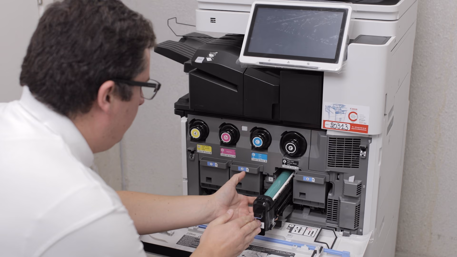 imprimante multifonction Canon ; technicien remplace les toners