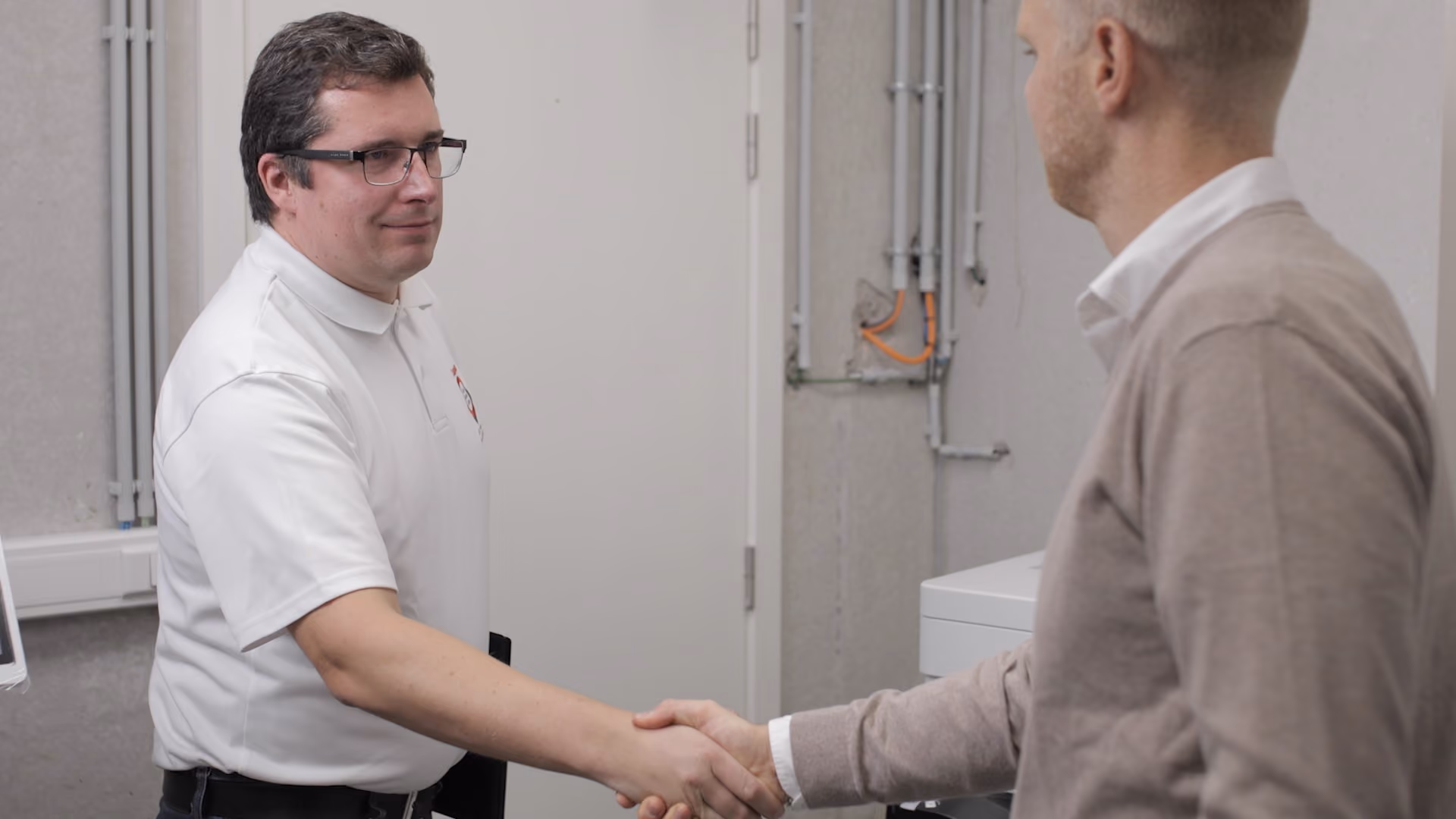 technicien en poignée de main - client - expérience client - contact personnel