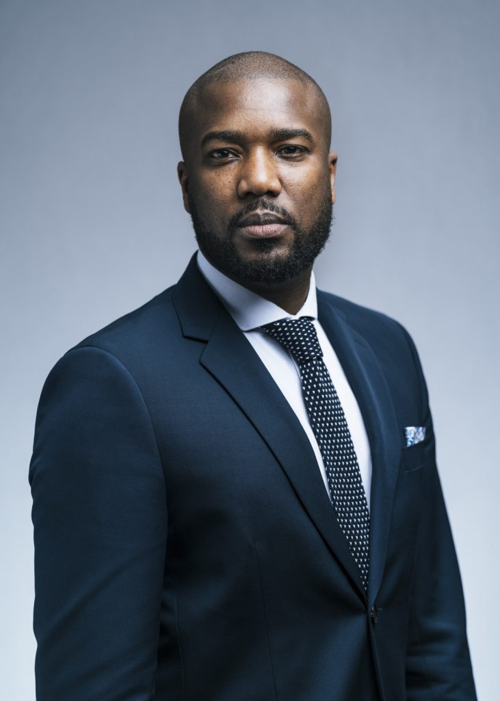 Photo portrait professionnelle par Stevens Frémont, photo portrait Caisse d'épargne Linkedin dans un cadre professionnelles