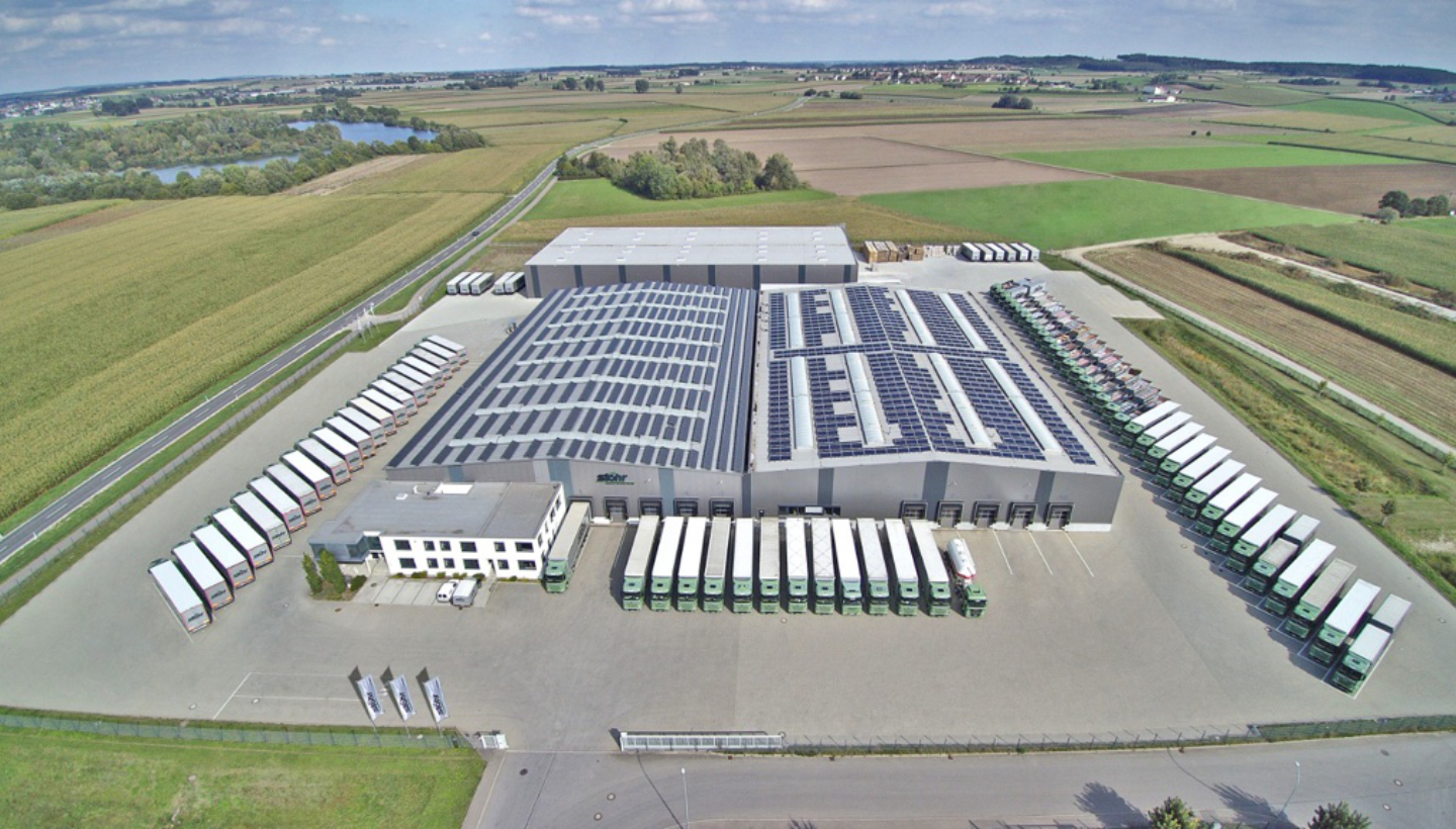 Lkw-Flotte von Stöhr Logistik auf der Straße