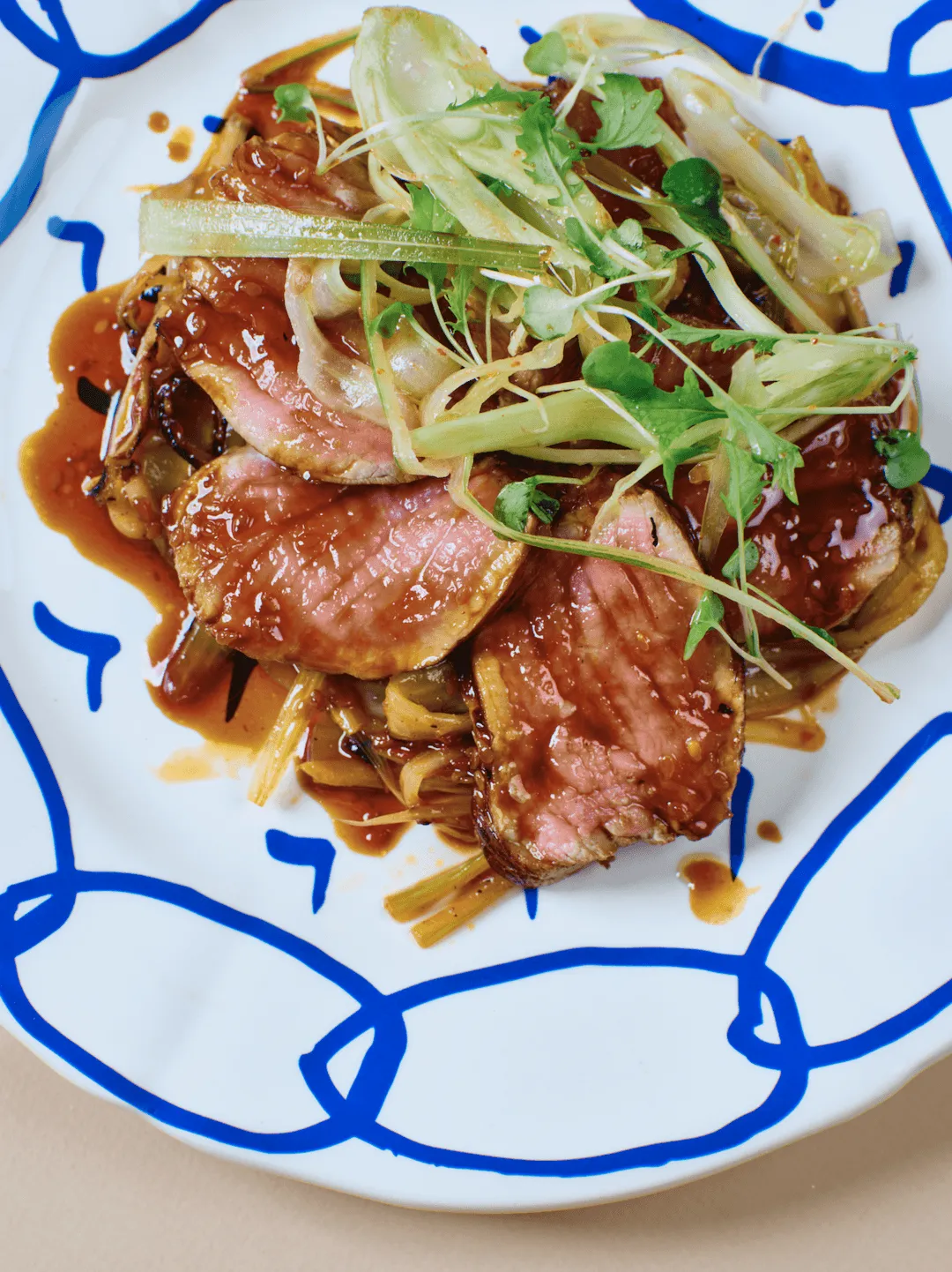 Le tataki de veau et kimchi de blettes ©Pierre Lucet Penato