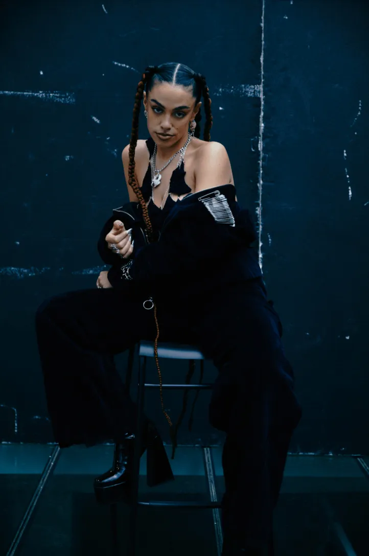 Anabel assise sur une chaise ©OJOZ