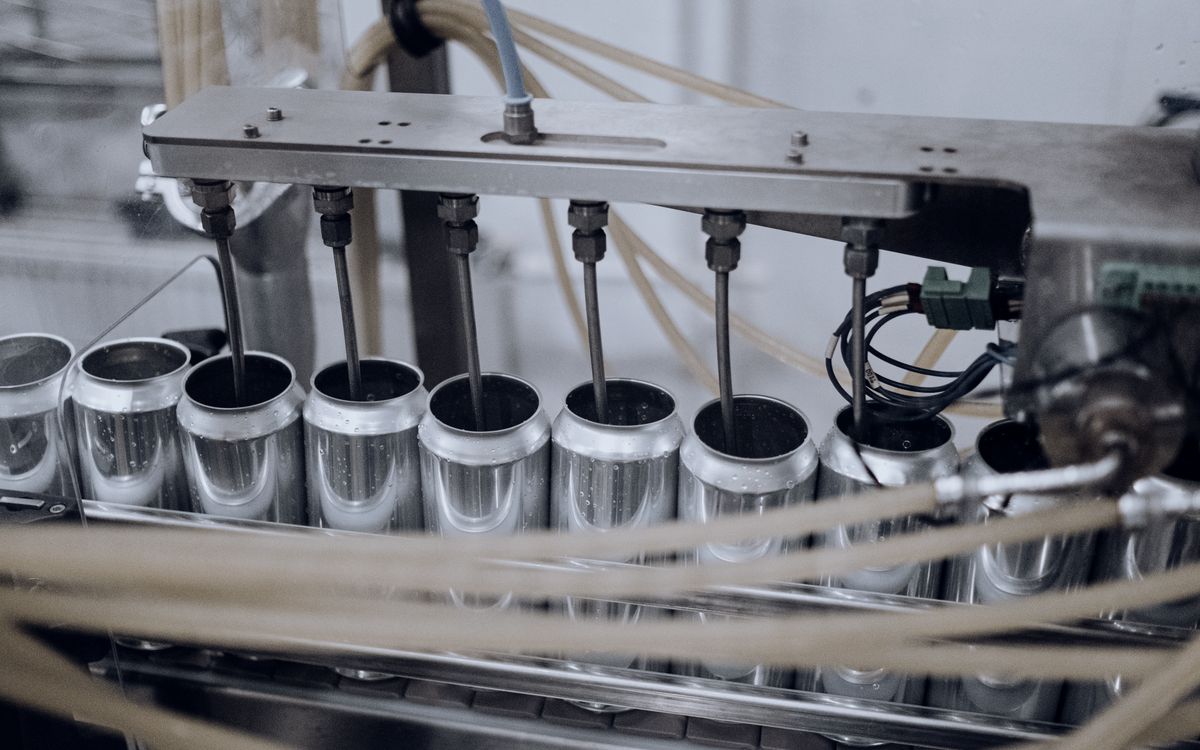 Filling heads on an automated production line