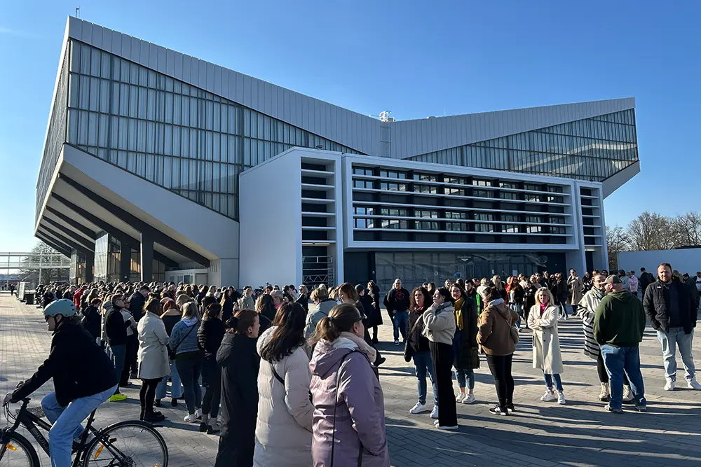 Grugahalle mit Messe Essen-Fahnen vor blauem Himmel