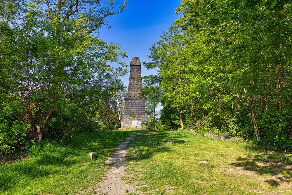 Weg zum Bismarckturm im Landschaftspark Mechtenberg im Sommer–idyllische Landschaft