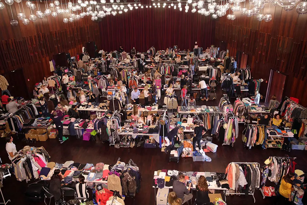Besucher*innen shoppen beim Second-Hand-Markt Mädchen Klamotte in der Grugahalle