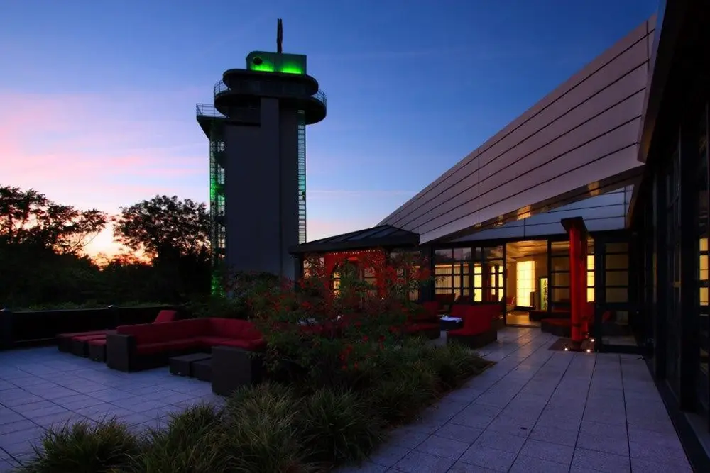 Abendlicher Blick auf die Grugapark-Therme, im Hintergrund der Grugapark-Turm