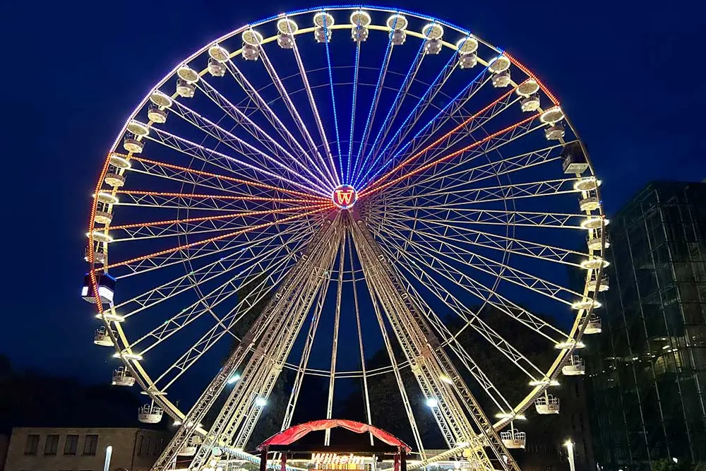 Riesenrad beleuchtet am Abend