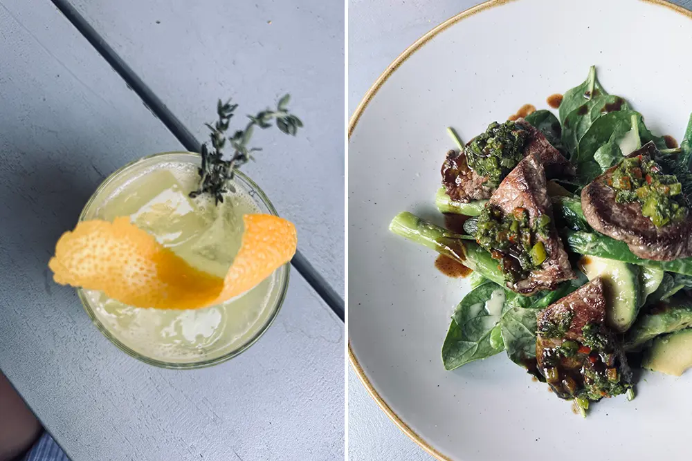 Sommerliche Spritz Variation neben Rinderfiletspitzen auf Sommer-Salat in tiefem Teller auf Holztisch im Café Gin & Jagger in Essen-Rüttenscheid