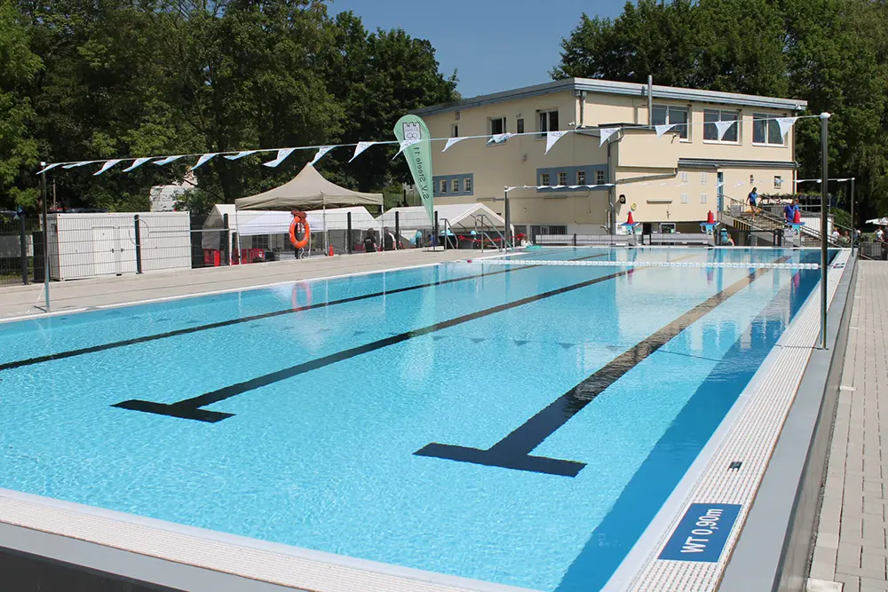 Blick auf das Schwimmbecken im Freibad Steele zwischen dem Ruhrwanderweg und der Ruhr, inmitten gründer Naturidylle, Essen-Steele