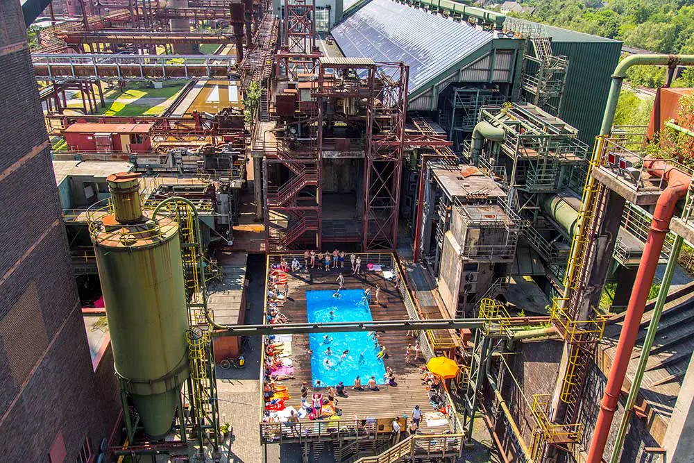 Luftansicht vom Werksschwimmbad Zollverein vor der Koksofenbatterie auf der Kokerei umrahmt von beeindruckender Industriearchitektur