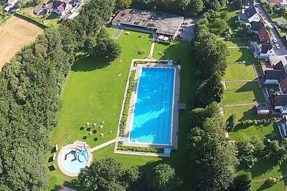 Blick von oben auf das naturnahe Freibad Dellwig-Hesse an der Ruhr, Essen-Dellwig