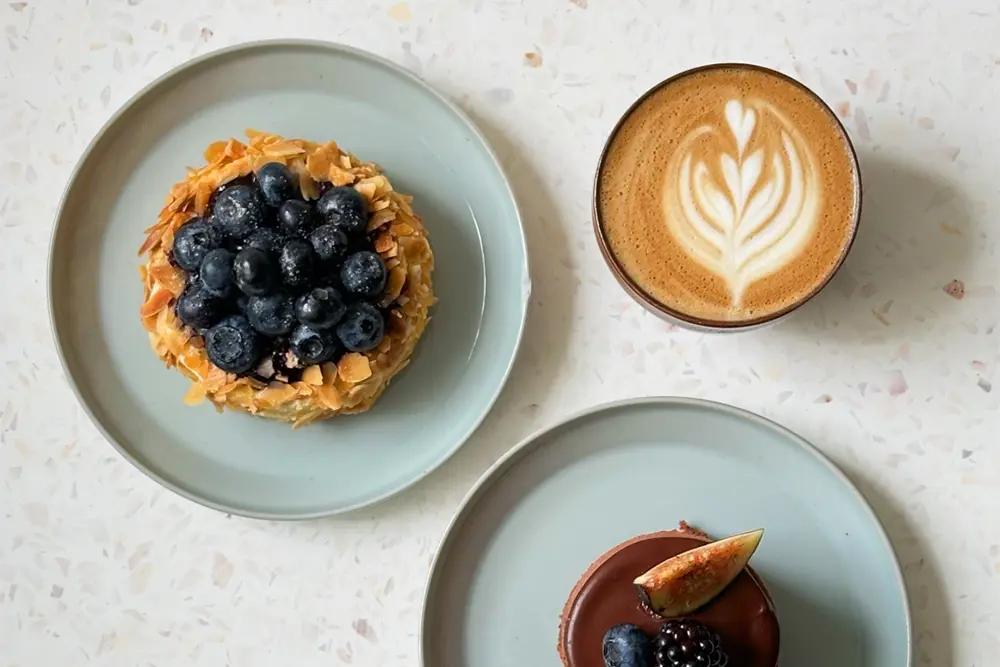 Törtchen und Kuchen neben Speciality Coffee, Kijamii, Essen, Rüttenscheid 