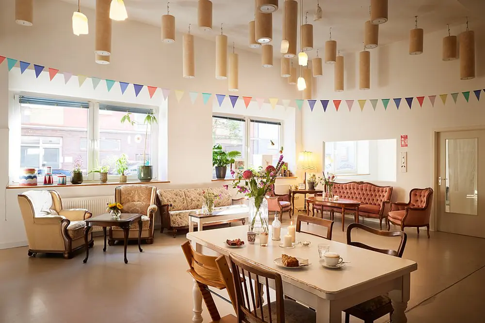 Blick ins Eltern-Kind-Cafe mit Vintage Möbeln in hellen Räumlichkeuten vor Wimplelketten, das Anna, Essen, Rüttenscheid