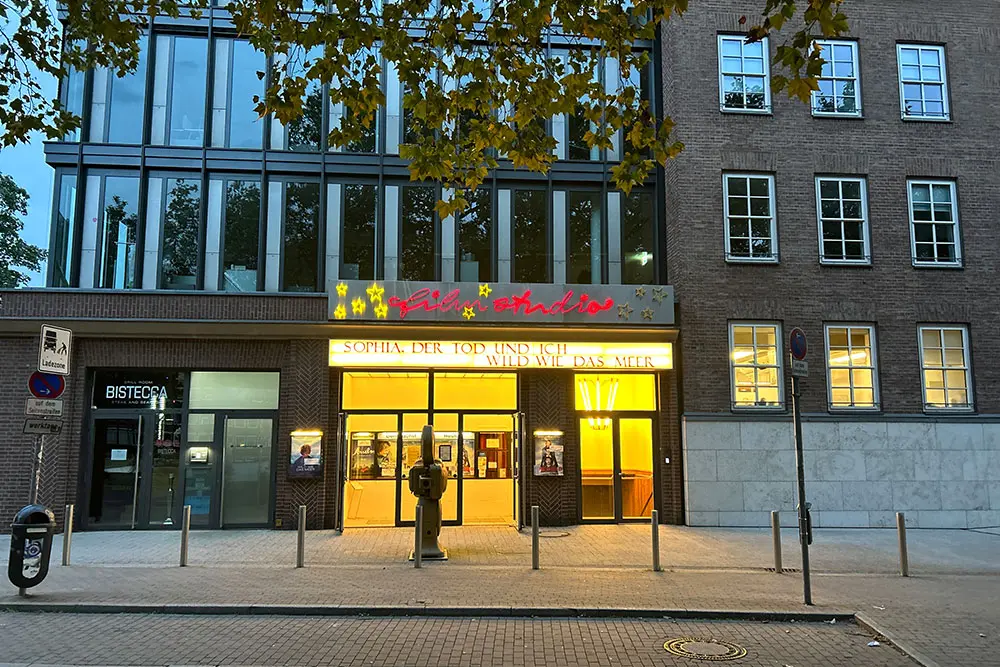 Kino, Filmstudio Glückauf, in Abenddämmerung
