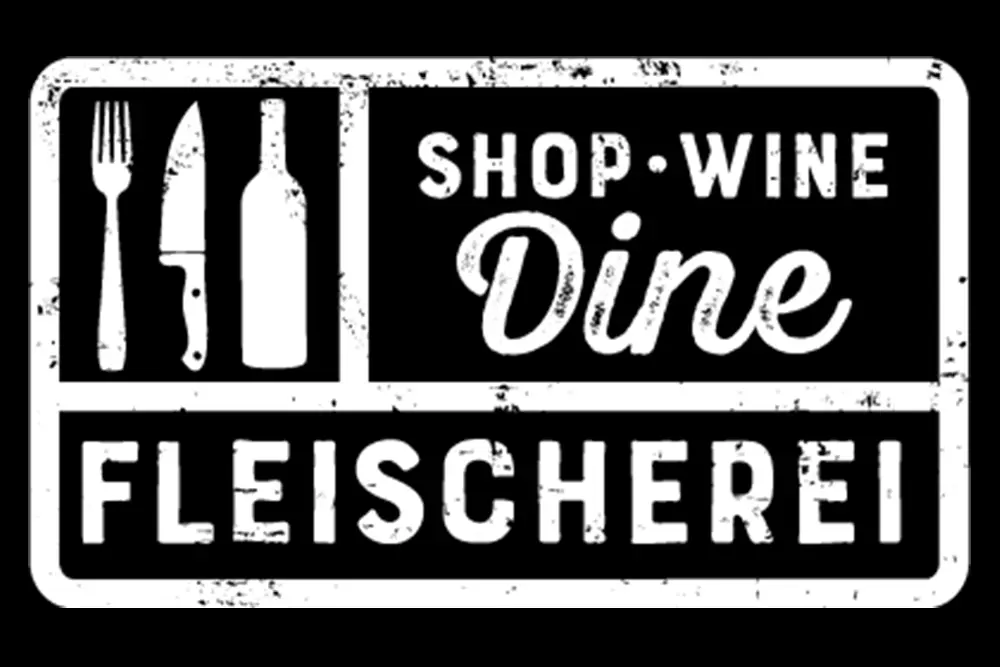 Fleischerei-Logo mit Gabel, Messer und Weinflasche im Mix mit weisser Schrift auf schwarzem Hintergrund