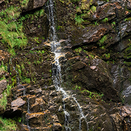 Entspannen zum Wasserfall-Rauschen an der Sturzquelle Kettwig
