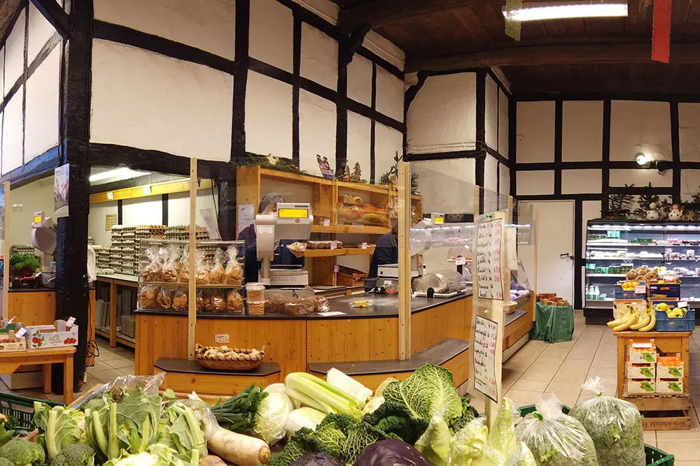 Blick in einen Hofmarkt mit heimischen Obst- und Gemüsesorten im Kasten, Hofmarkt Bauer Ridder, Essen, Ruhrgebiet