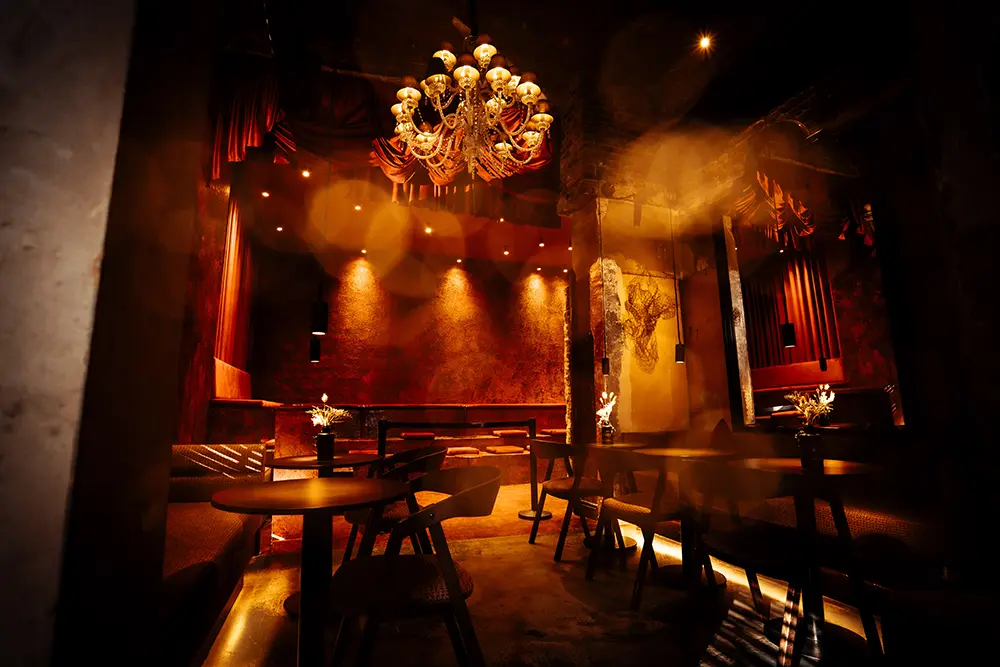 Blick in Bar mit Kristallkronleuchter, Apothekerschrank und puristischem Charme aus dem 19 Jahrhundert, Fcuk Yoga Bar, Essen-Rüttenscheid 