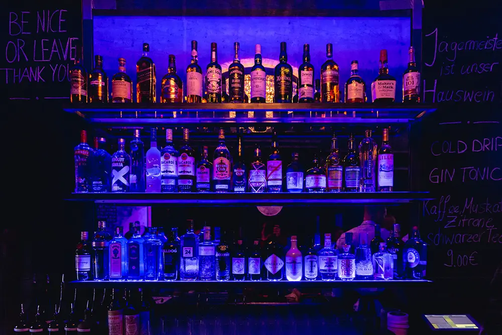 Große Auswahl an hochwertigen Spirituosen an der Bar im abgedunkelten Supperclub im Gin & Jagger, Essen-Rüttenscheid