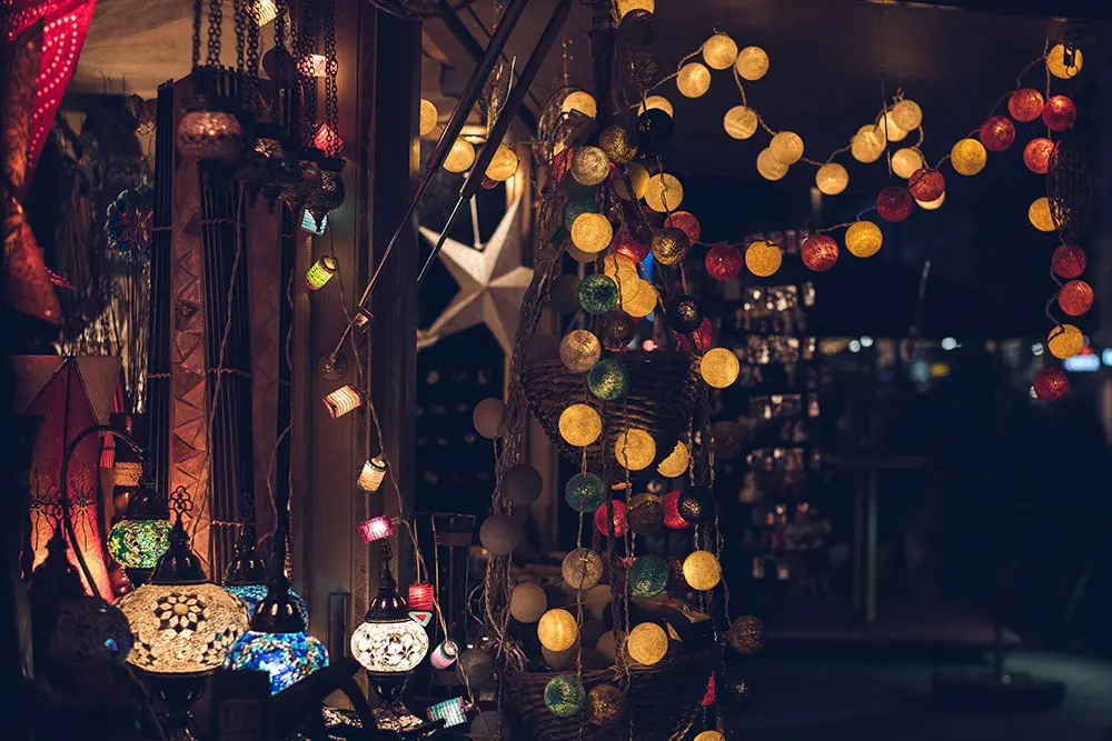 Eine festlich dekorierte Hütte am Weihnachtsmarkt