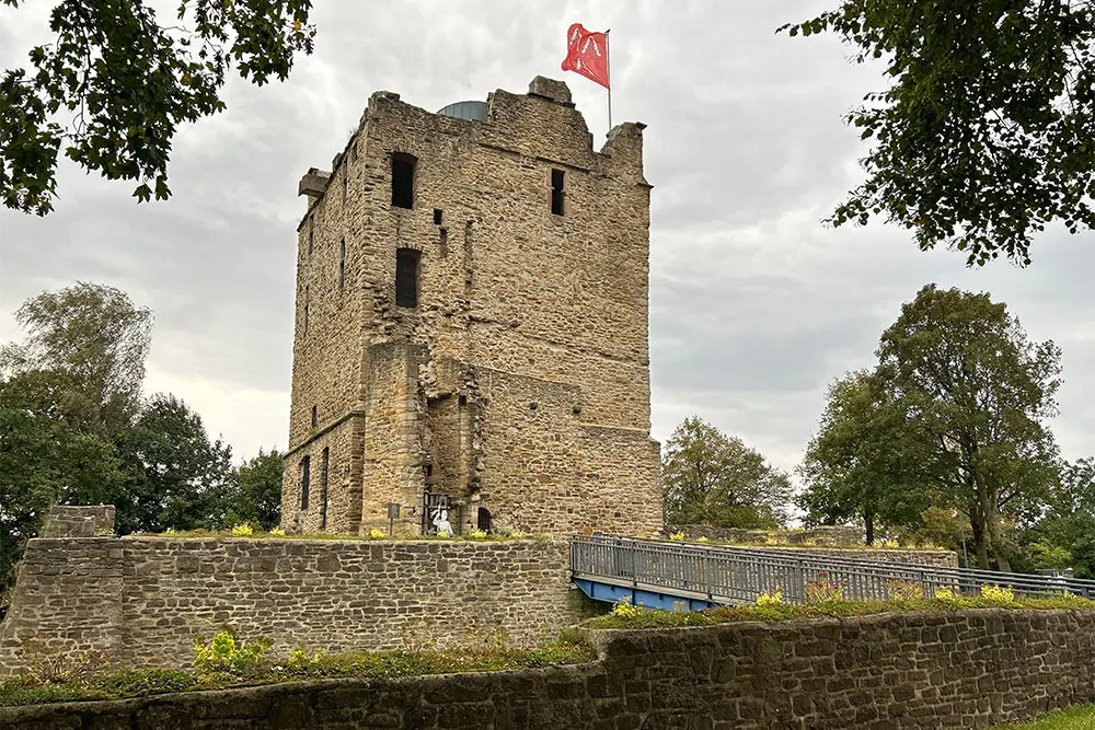Von Mauern und Wassergräbnen umgebene Wohnturm einer mittelalterlichen Burg, Burg Altendorf, Essen