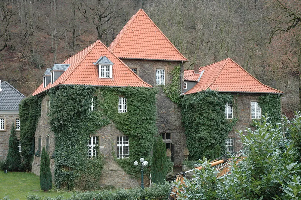 Eine mittelalterliche Wasserburg, Hauptgebäude des Schlosses, in der Mitte der Wohnturm, Schloss Baldeney, Essen