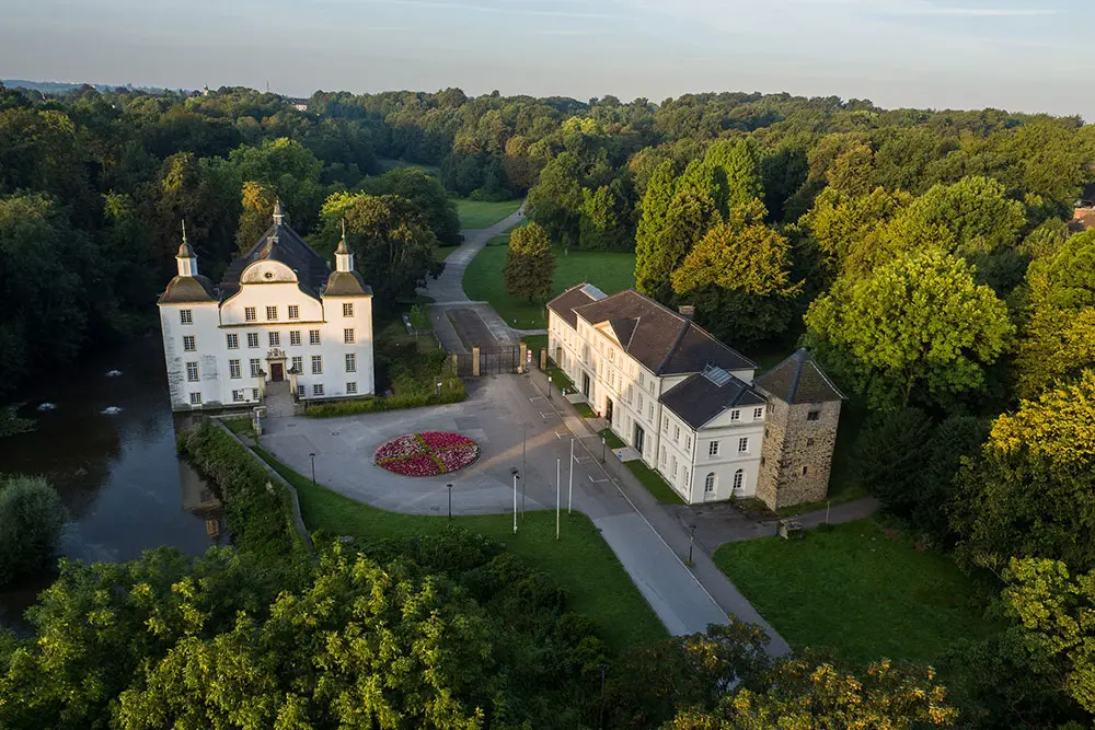 Ansicht von oben ein gut erhaltenes, barockes Wasserschloss mit Wirtschaftsgebäude, Schloss Borbeck, Essen