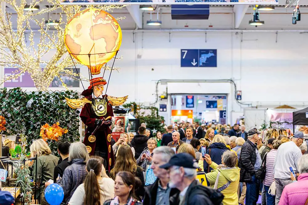 Besucher*innen bei der MHH Erlebniswelten in der Messe Essen 