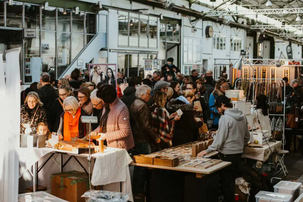 Besucher*innen beim Mode, Heim. Handwerk Erlebniswelten in der Messe Essen 