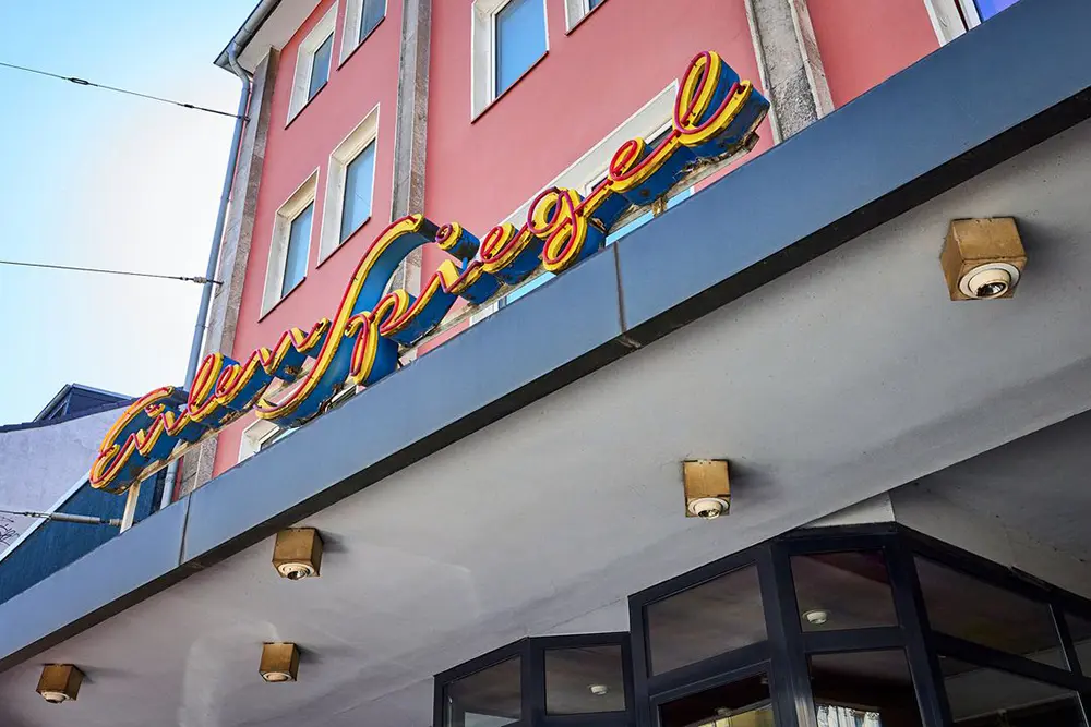 Blick von aussen auf das Eulenspiegel Filmtheater, Essen