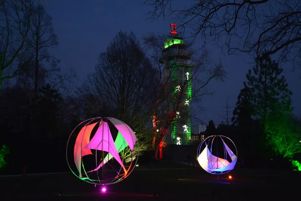 Lichtinstallation am Turm im Grugapark