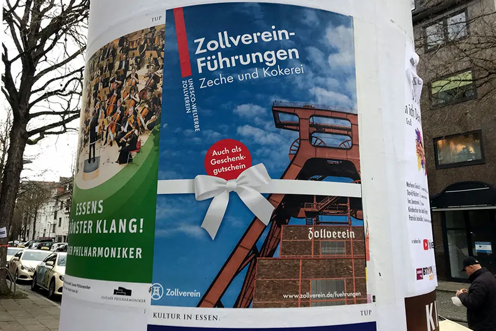 Litfaßsäule mit Plakaten für Zollverein Führungen als Geschenk Idee zum Weihnachten