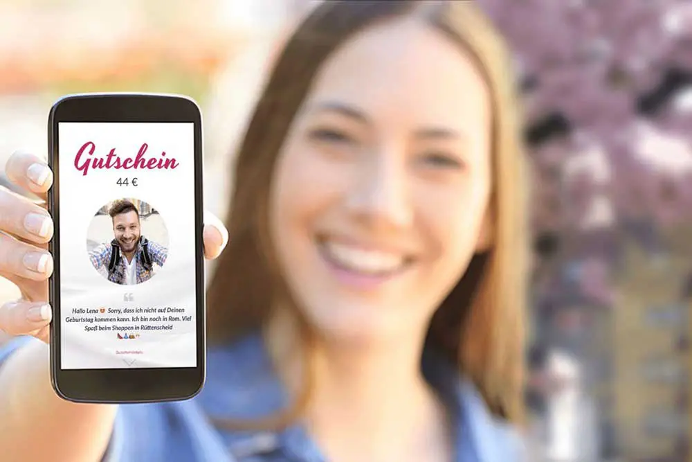 Frau Hand hält Smartphone mit Werbung für den Gutschein Rüttenschein