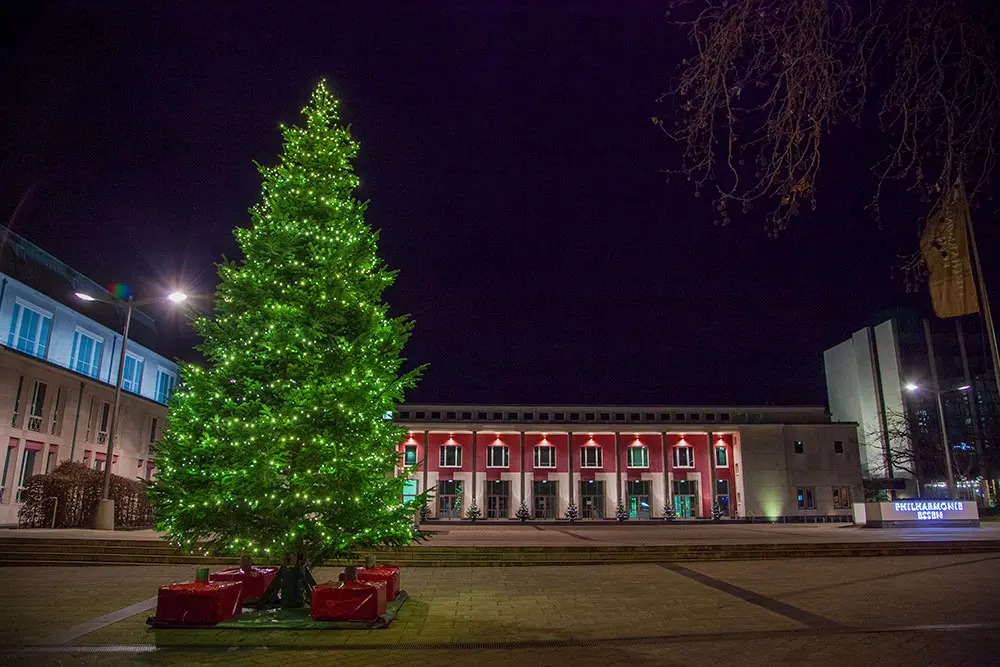 Dekorierter Weihnachtsbaum draußen vor der Philharmonie Essen 