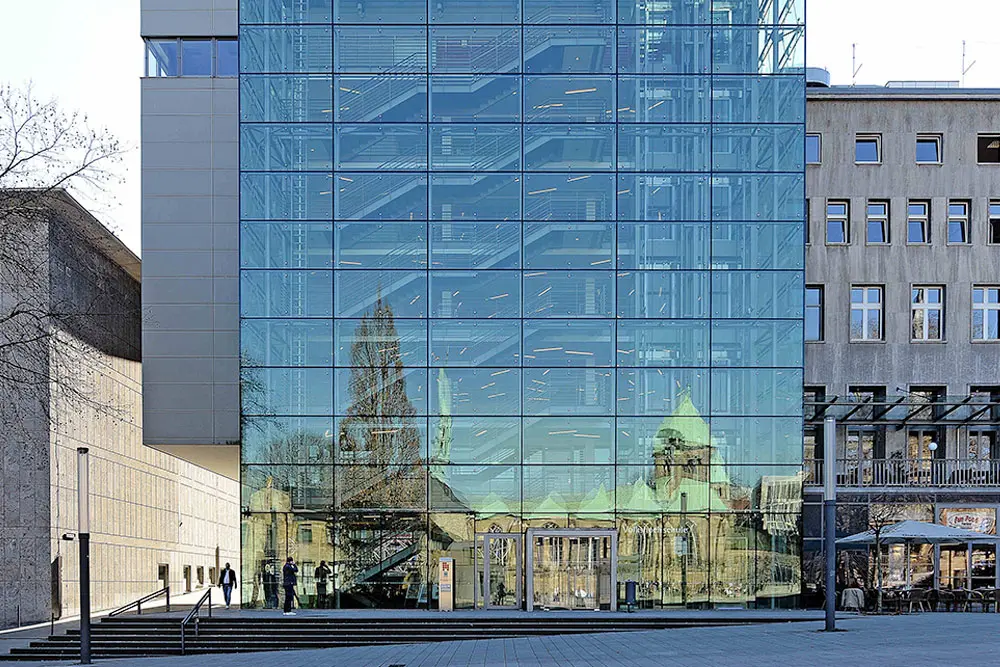 Modernes Glasgebäude mit Wolkenspiegelungen, Volkshochschule Essen