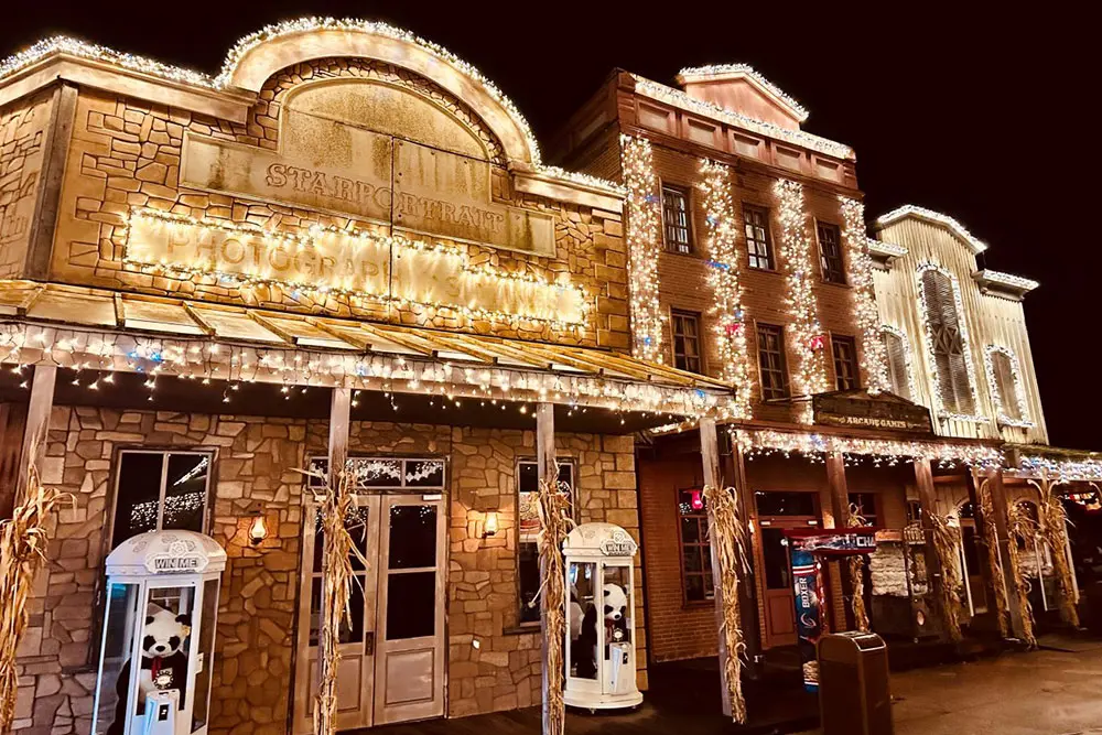 Opulente Dekoration und Weihnachtsbeleuchtung zur kalten Jahreszeit im Movie Park Germany, Bottrop, Ruhrgebiet