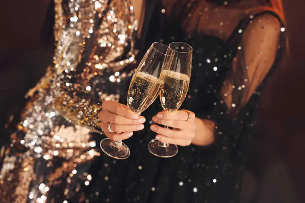 Zwei Frauen stossen mit einem Glas Sekt beim Silvesterparty an