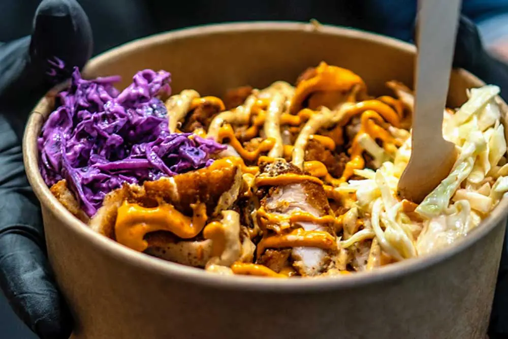 Nahaufnahme vom gefüllten Bowl mit Mac n Cheese und Toppings