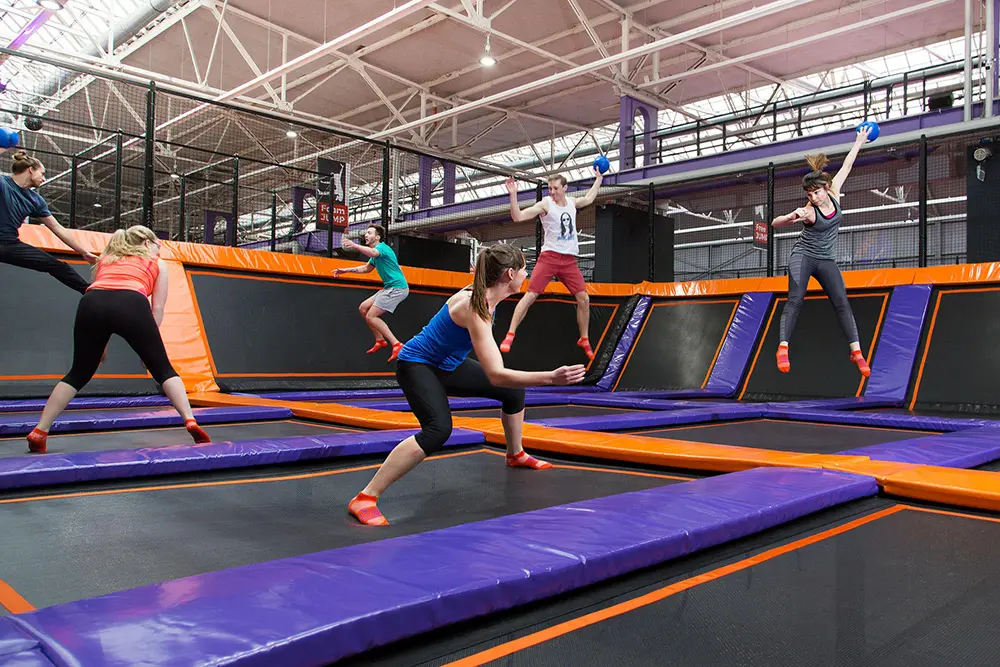 Junge Leute beim Dodgeball spielen im Trampolinpark