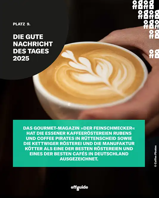 Barista hält Tasse mit Kaffe und Latte Art im Händen