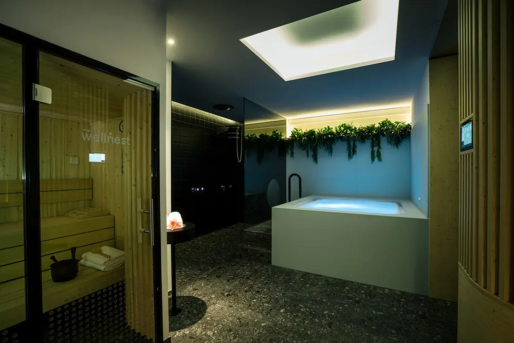 Blick ins Spa-Bereich bei Wellnest, mit Whirlpool, Sauna und Erlebnisdusche,