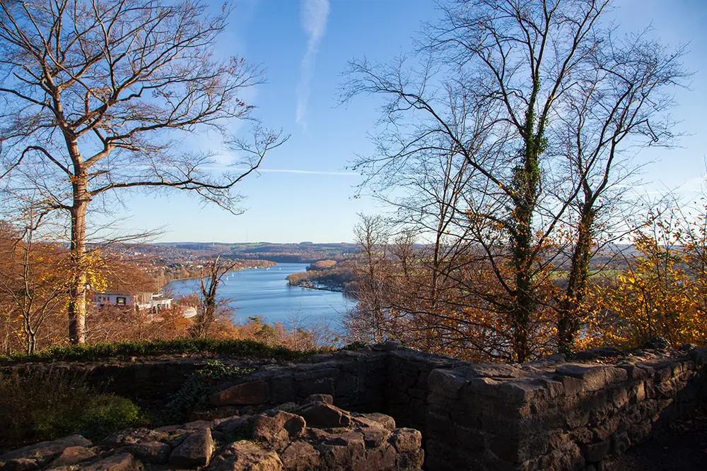 Ein schöner Blick auf den Baldeneysee im Winter