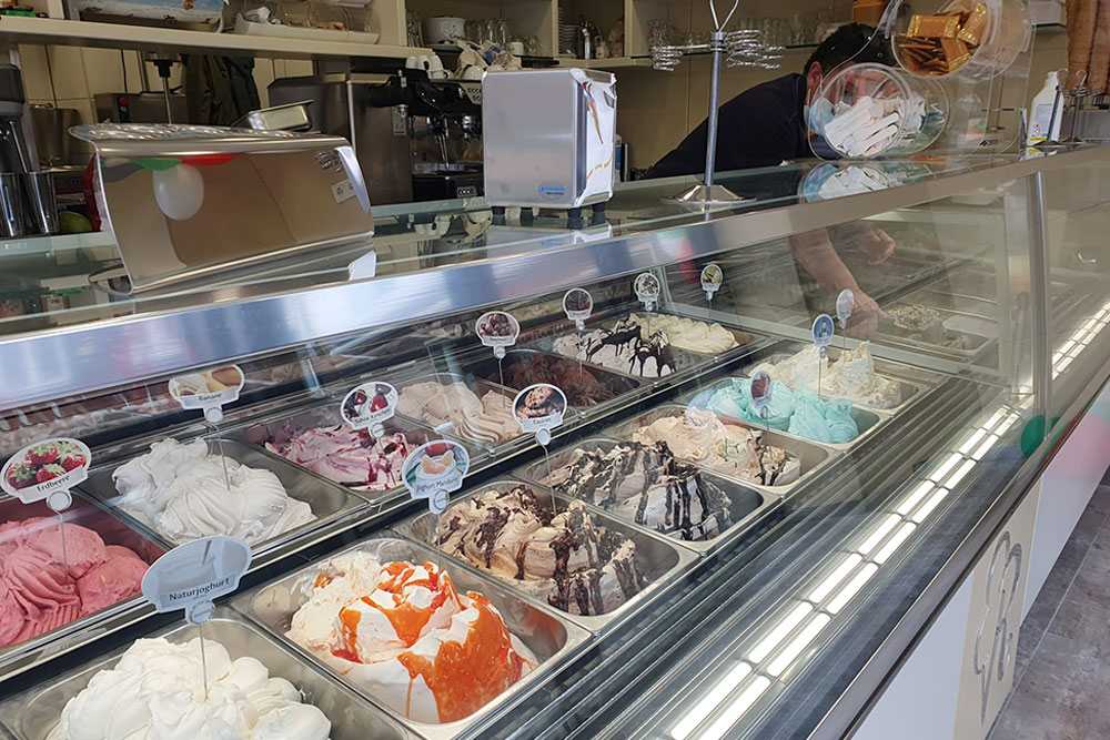 Eis-Theke mit verschiedenen Geschmacksrichtungen beim Eismanufaktur Rinaldo in Essen, Rüttenscheid