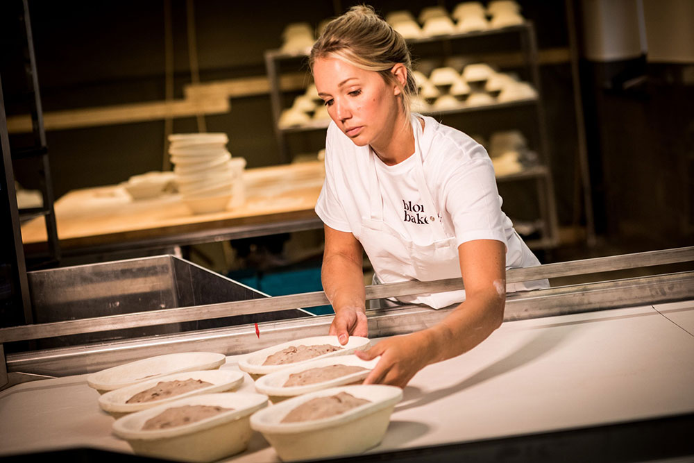 Bäckerin beim Handwerk in der Backstube