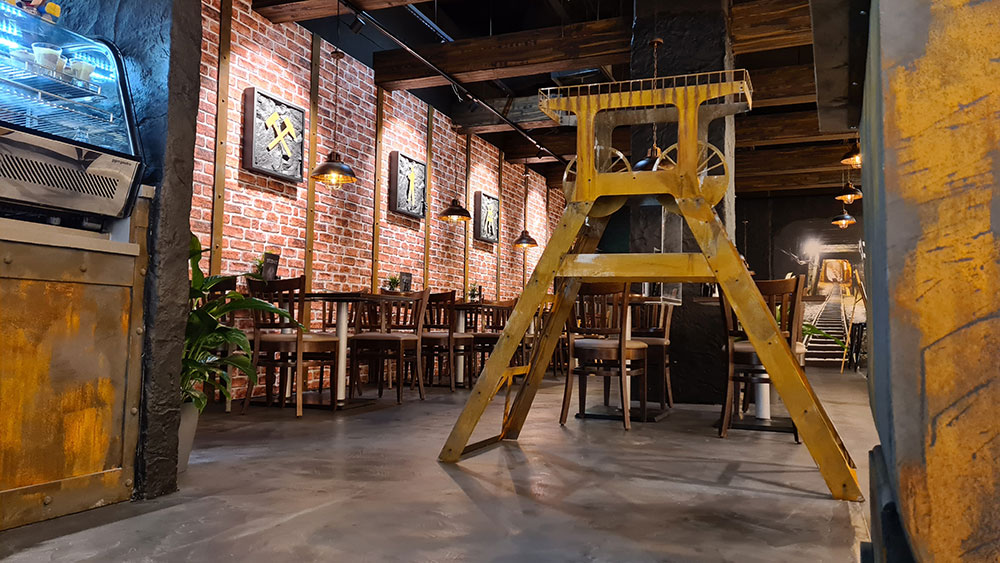 Mini-Zeche im Restauranteingang mit Blick in das Restaurant Kabine im Einkaufszentrum Limbecker Platz Essen