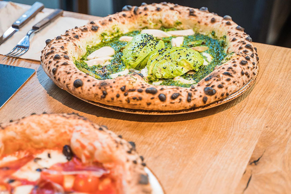 Neapolitanische Pizzen auf massiven Holztisch