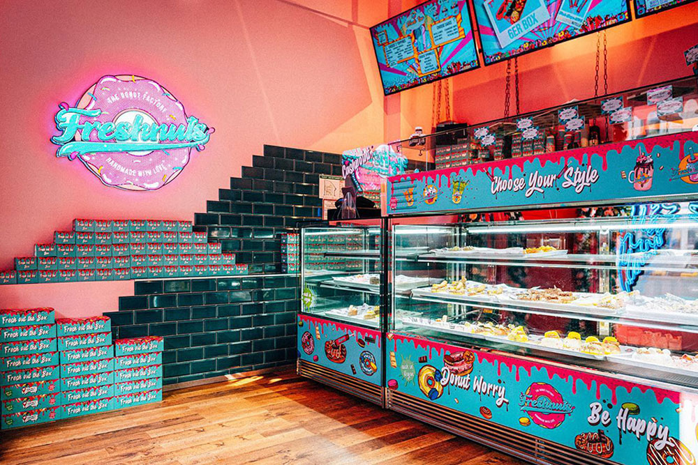 Blick in den Innenraum mit Donuttheke bei Freshnuts 
